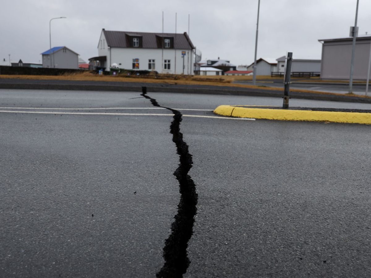 Foto: Unas grietas causadas por un terremoto en la zona de Grindavik. (Reuters)