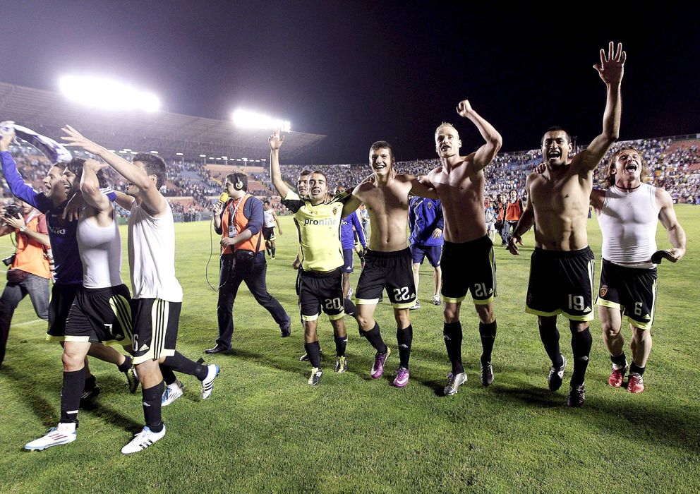 Foto: Los jugadores del Real Zaragoza celebran la permanencia tras el partido contra el Levante (EFE)