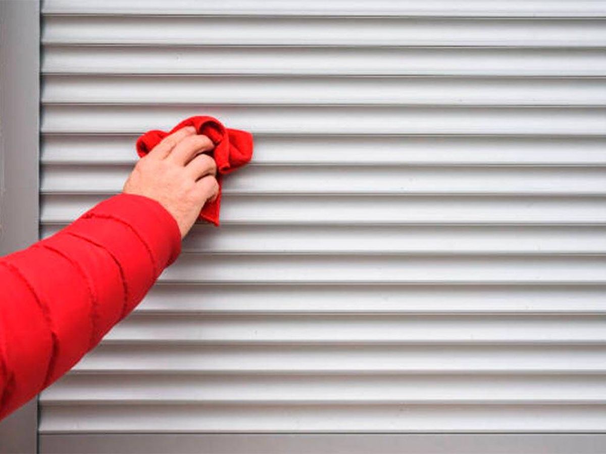 Foto: El sencillo truco para limpiar las persianas por fuera y dejarlas como nuevas (iStock)
