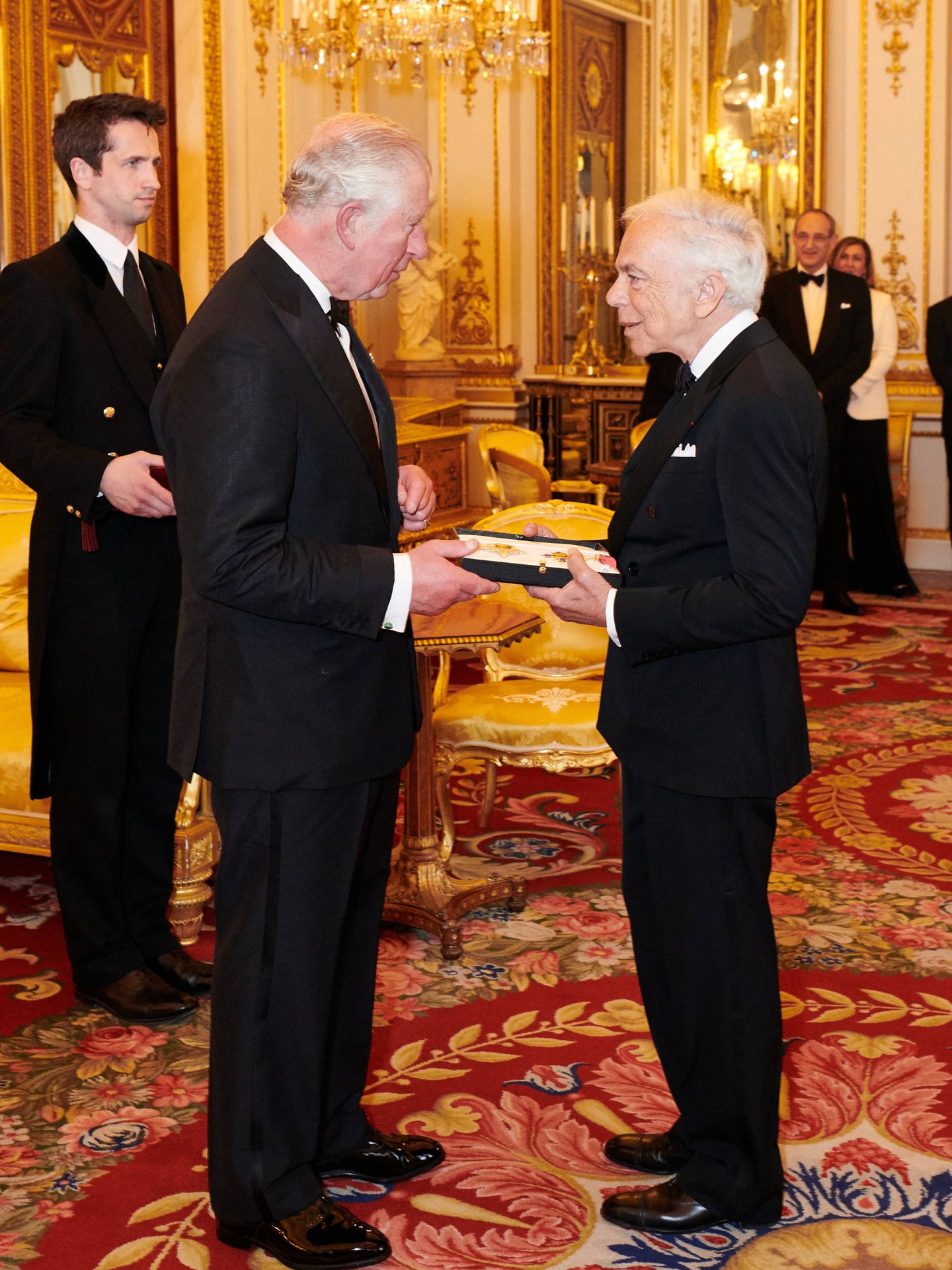 Su Alteza Real el Príncipe de gales entregando a Ralph Lauren (Cortesía)