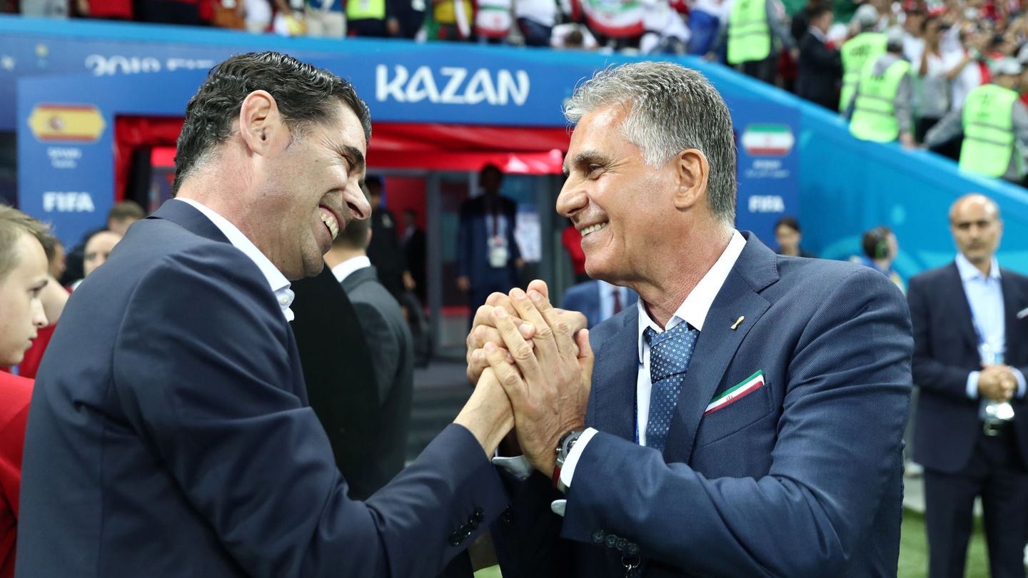 El saludo entre Hierro y Queiroz antes del partido. (Reuters)