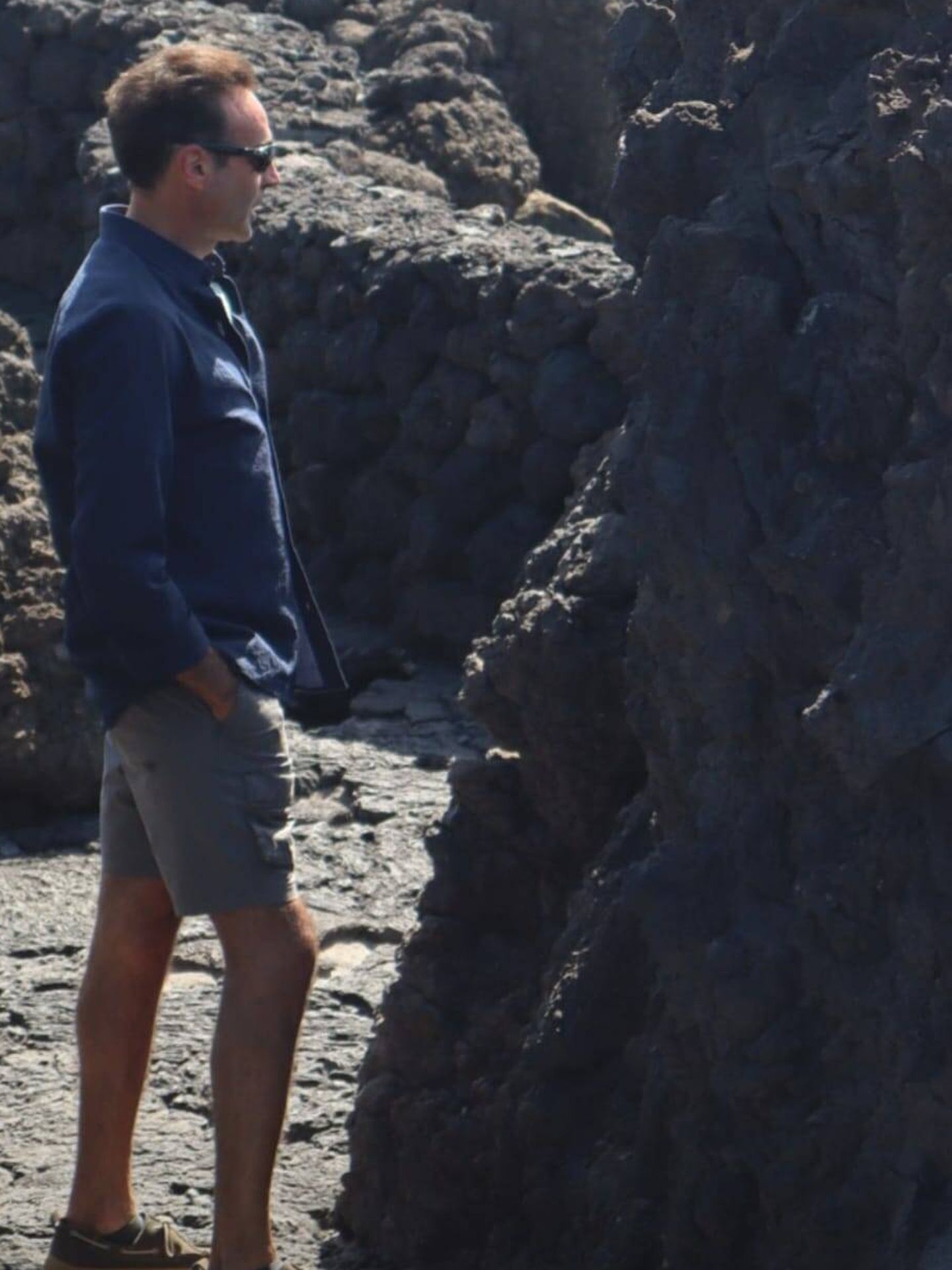 Enrique Ponce mira sobre un acantilado frente al mar. (Instagram/@anasoria.7)