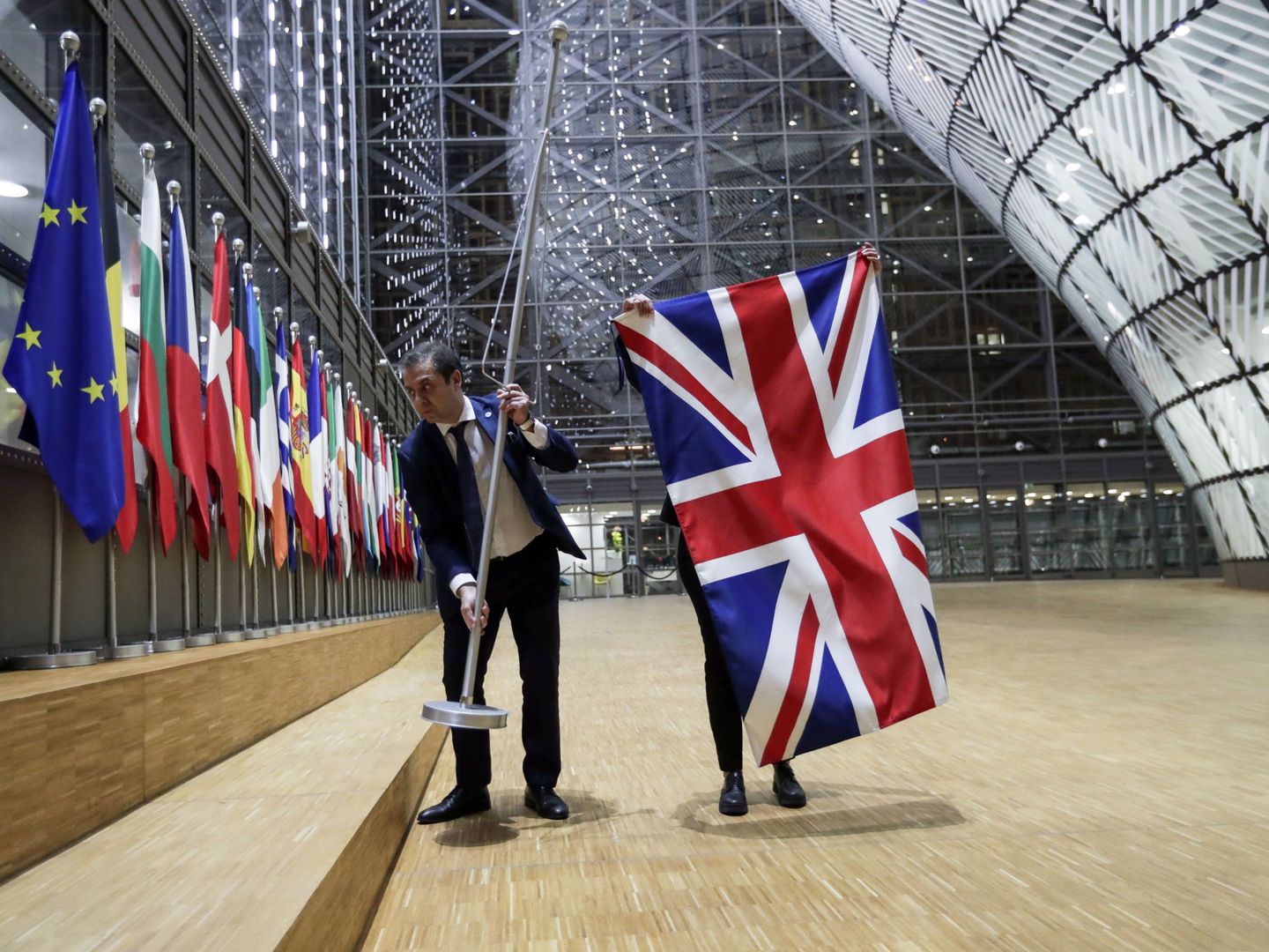 Trabajadores del Consejo Europeo retiran la bandera británica. (Reuters)