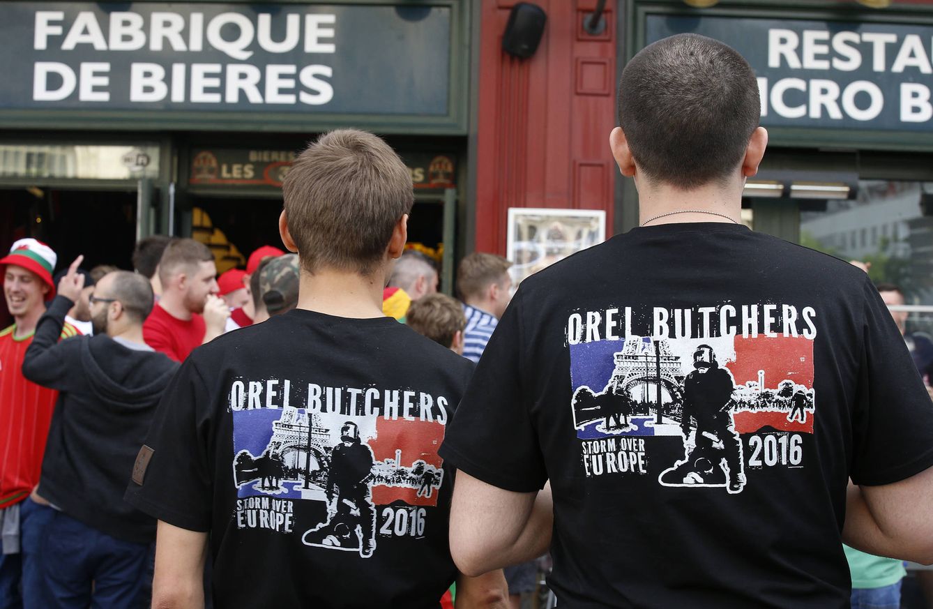 Hinchas rusos en la puerta de un bar poco antes de que la prohibición de vender alcohol se haga efectiva en Lille, Francia (Reuters).