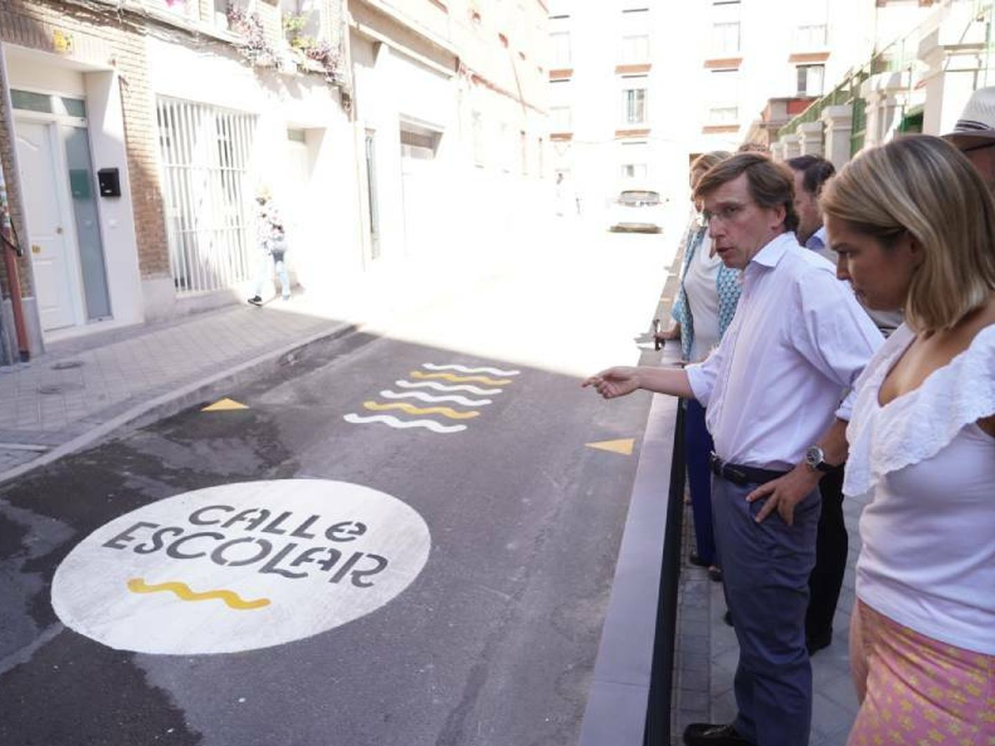 El alcalde de Madrid, Martínez-Almeida, a las puertas de un centro con la nueva señalización. (Ayuntamiento de Madrid)