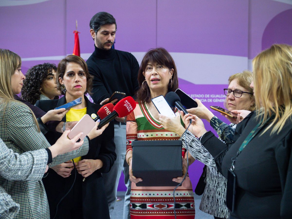 Foto: La ministra de Igualdad, Ana Redondo, atienden a los medios de comunicación tras una reunión en el Ministerio de Igualdad. (Europa Press/Gustavo Valiente)