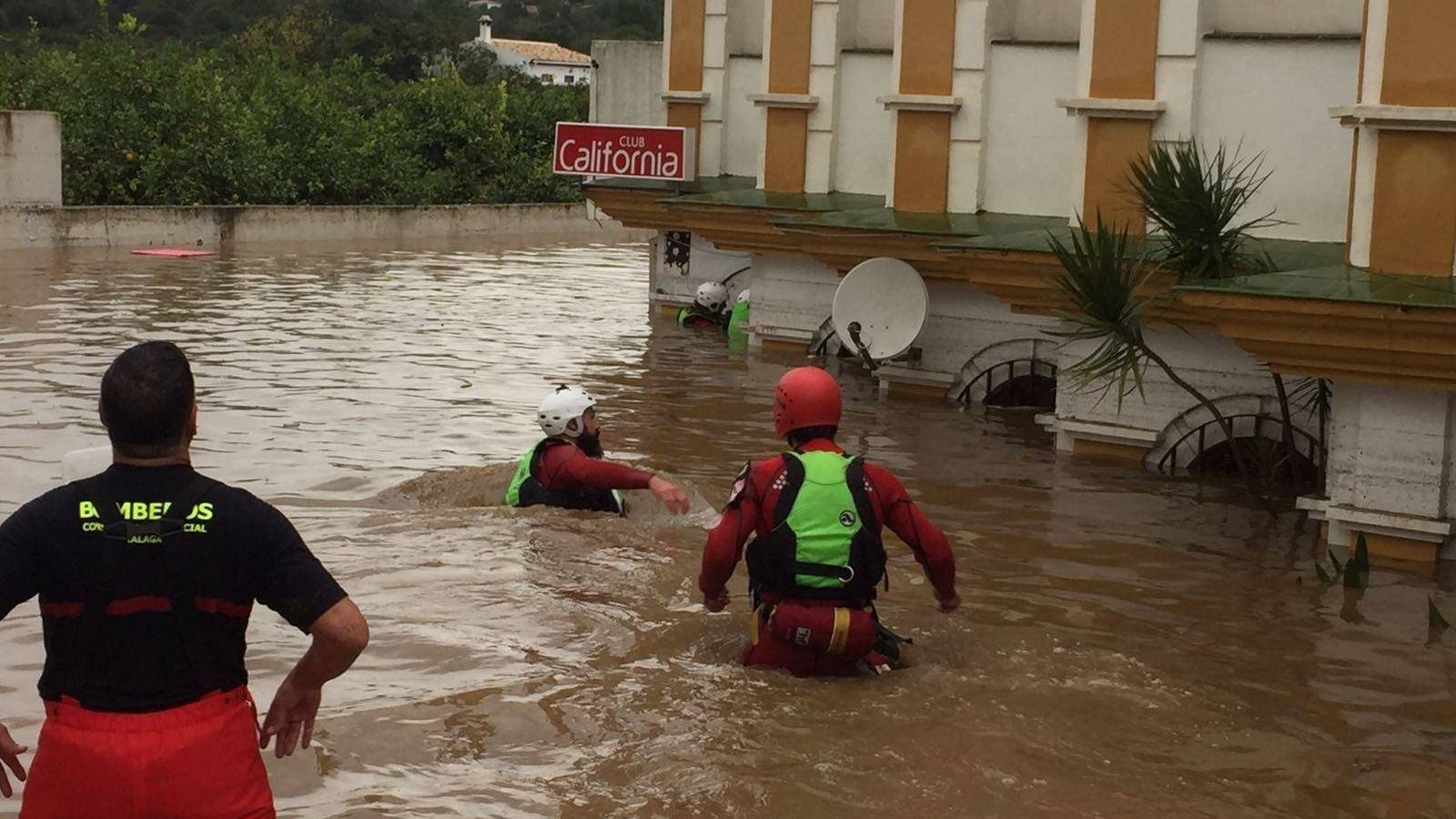 Foto: Imagen de los equipos de Emergencias en los bajos del edificio de Estepona donde falleció una mujer.