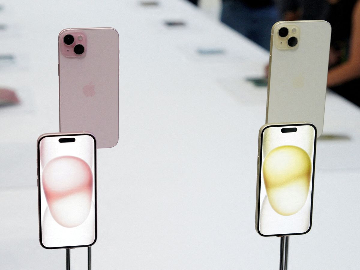 Foto: El diseño del iPhone apenas ha variado en los últimos años (Reuters/Loren Elliott)