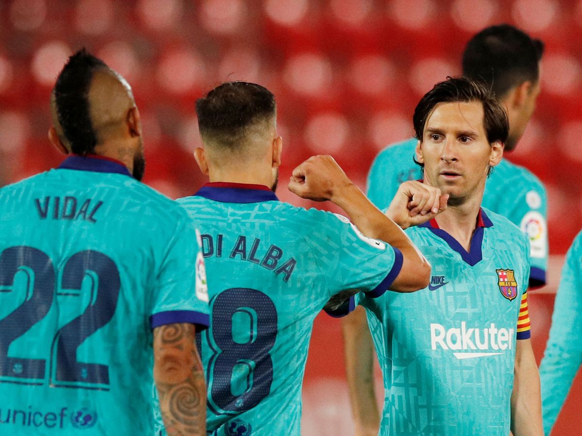 Foto: Messi celebra su tanto al Mallorca, que cerraba el marcador, con Jordi Alba. (EFE)