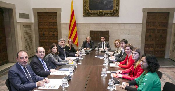 Foto: El presidente de la Generalitat, Quim Torra (c-i) y el vicepresidente Pere Aragonés (c-d), presidien esta tarde la reunión convocada con los grupos parlamentarios catalanes para un Espacio de Diálogo. (EFE)