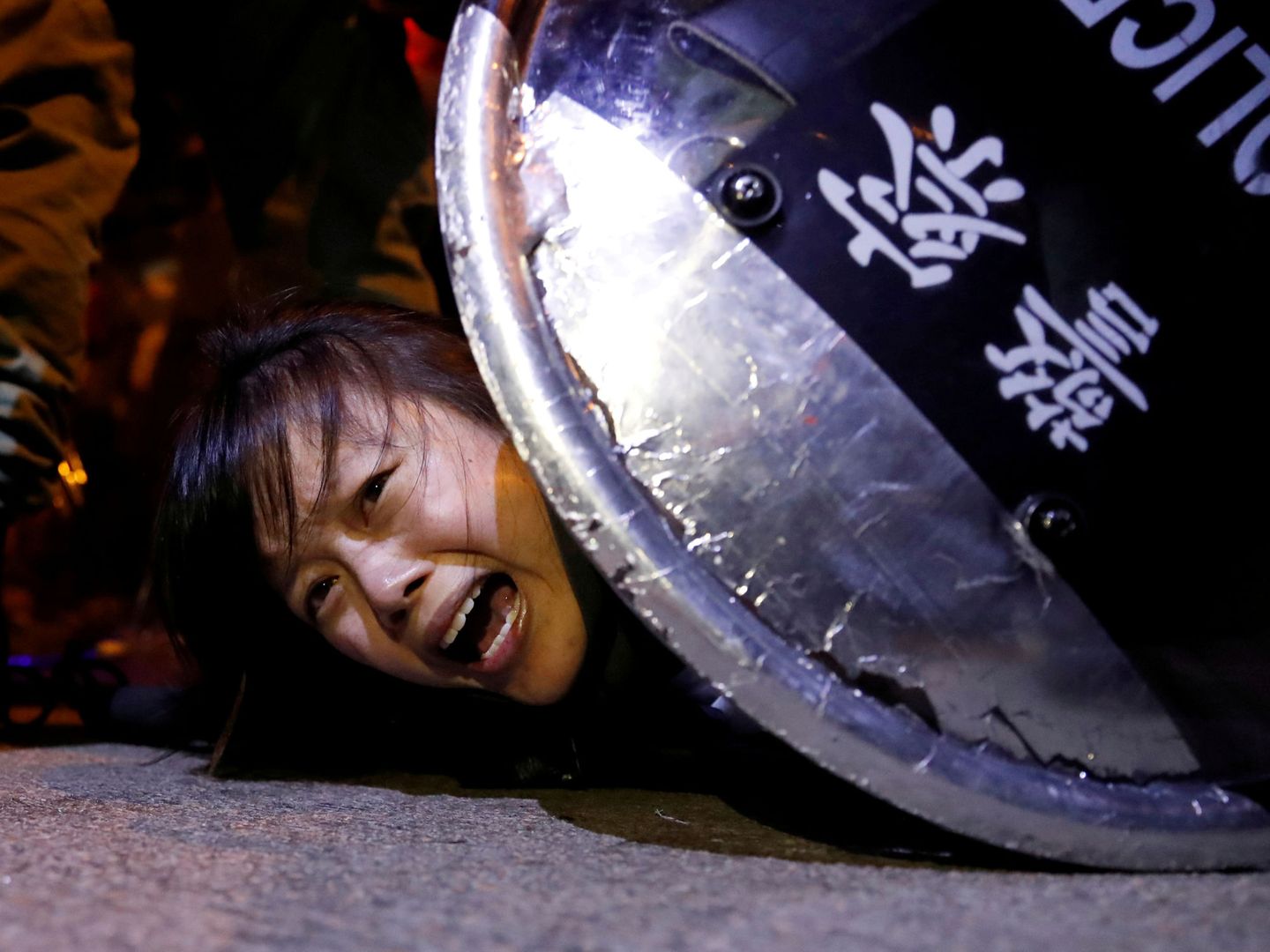 Una manifestante contra el proyecto de ley de extradición es detenida durante una protesta. (Reuters) 