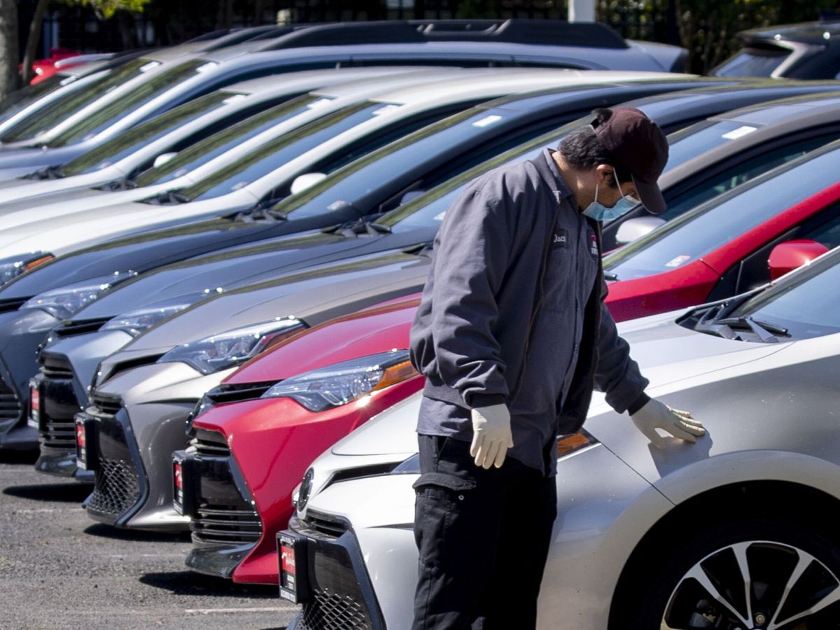 Foto: Un hombre mirando vehículos a la venta. (EFE/Michael Reynolds)