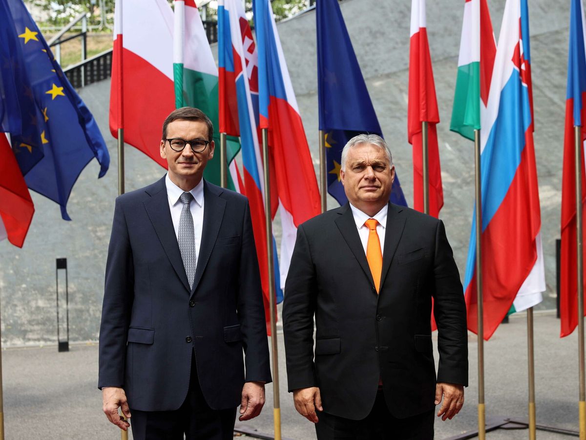 Foto: El primer ministro polaco, Mateusz Morawiecki (izq.) junto a su homólogo húngaro, Viktor Orban (der.), durante una reunión del Grupo de Visigrado en Katowice, Polonia. (EFE)
