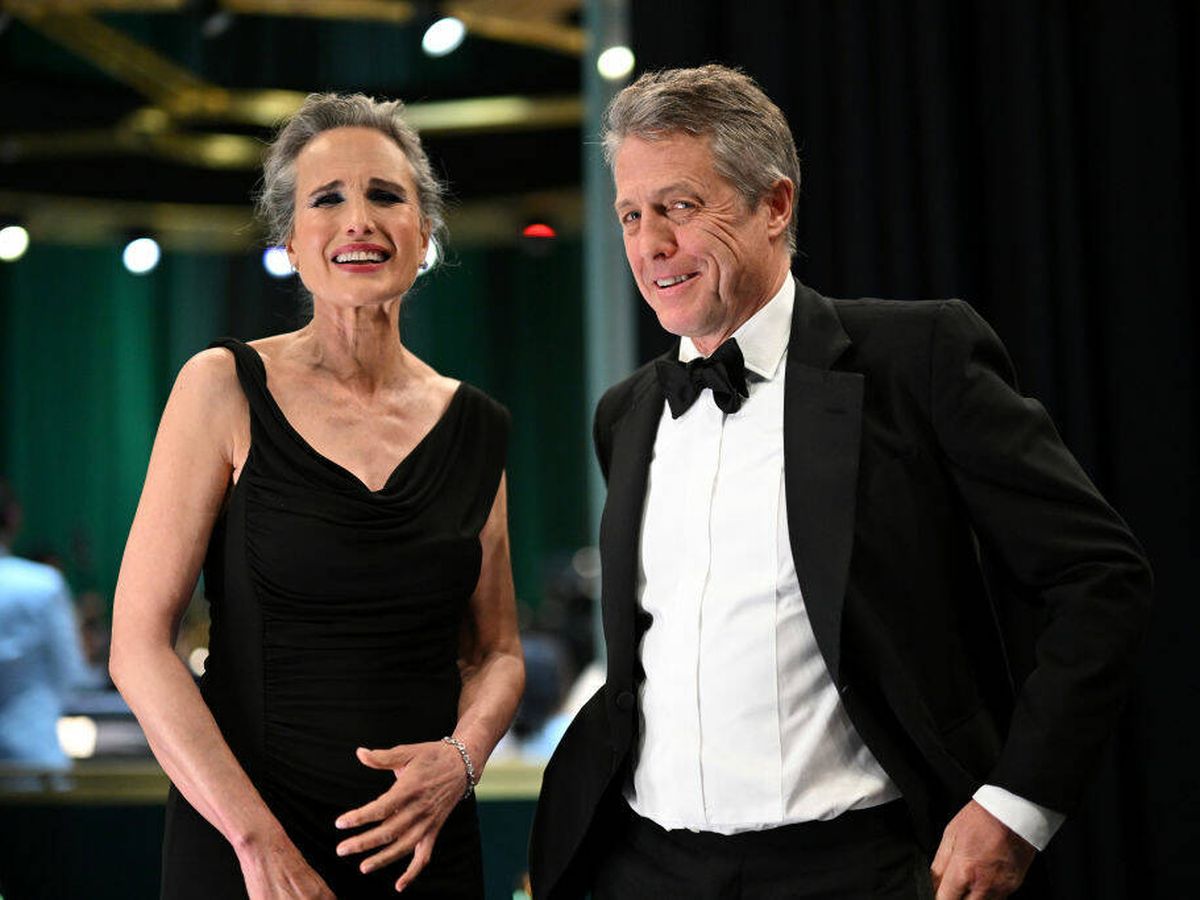 Foto: Andie MacDowell y Hugh Grant, en los Oscar 2023. (Getty)