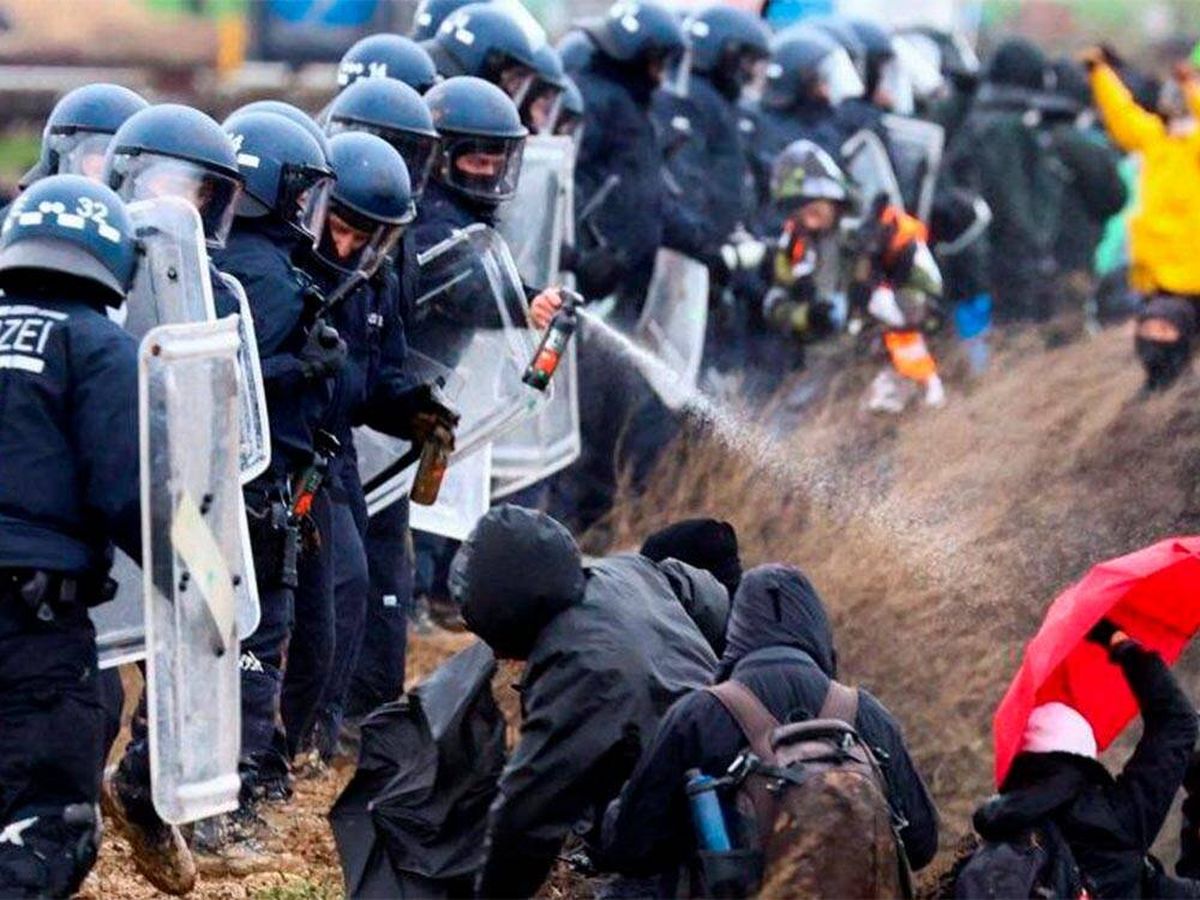 Foto: La policía alemana queda atrapada en el barro al intentar desalojar a unos ecologistas (Reuters)