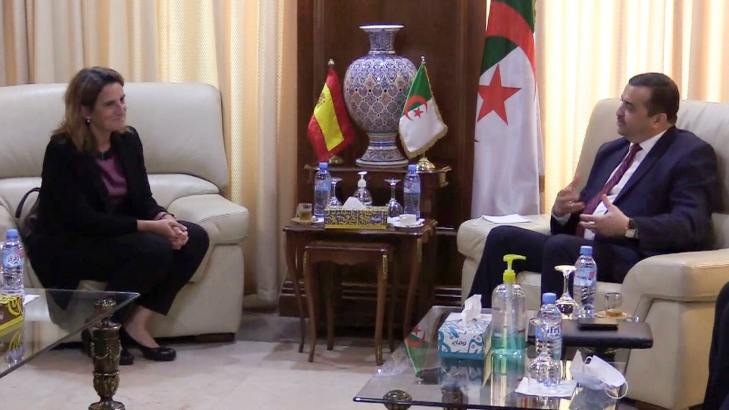 La ministra Teresa Ribera conversa con el ministro argelino de Energía, Mohamed Arkab. (EFE)