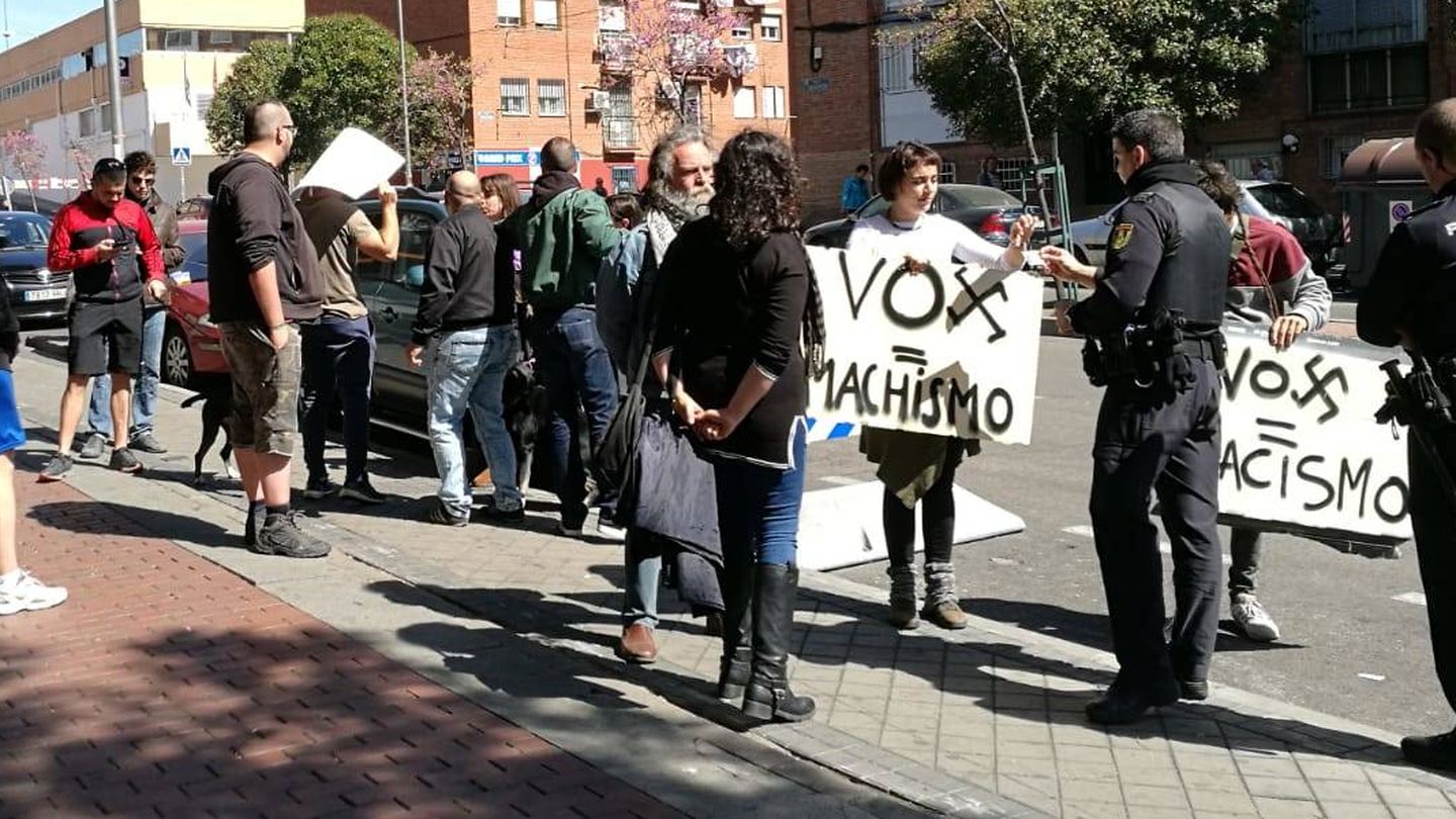 Manifestantes contra las mesas de Vox. (EC)