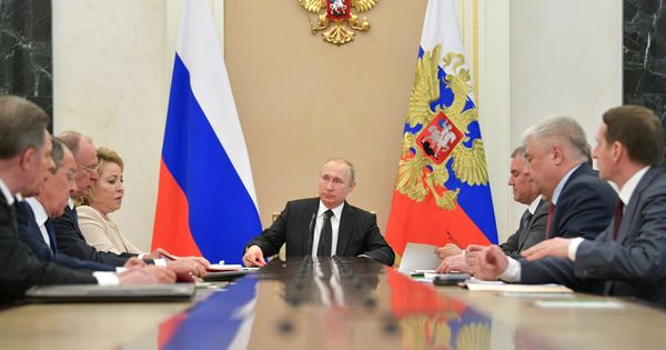 Foto: Vladímir Putin en el consejo de seguridad en Moscú. (EFE)