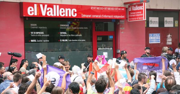 Foto: Un grupo de personas se manifiesta ante los efectivos de la guardia civil en la sede del semanario El Vallenc la semana pasada. (EFE)