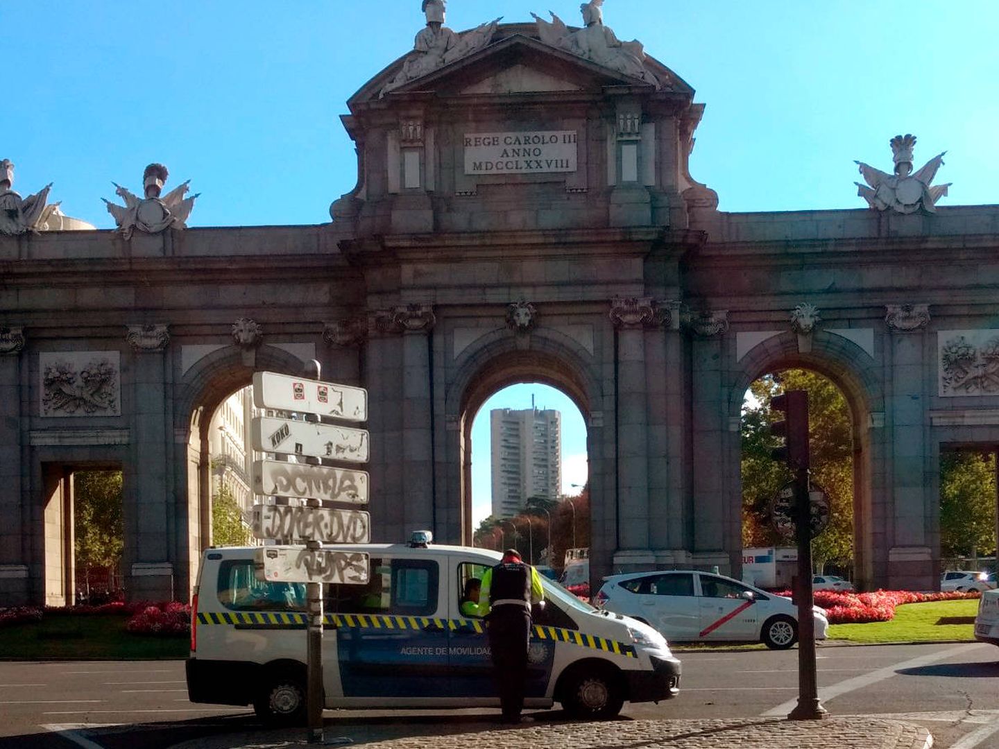 La Torre de Valencia 'dentro' de la Puerta de Alcalá. (EC)