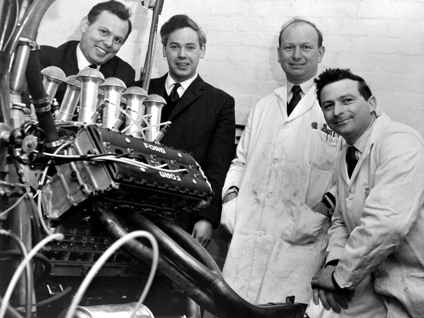 En el centro de la imagen, los fundadores de Cosworth, Keith Duckworth y Mike Costin junto a su obra maestra el motor V8 3.0 DFV (Archivo Ford)