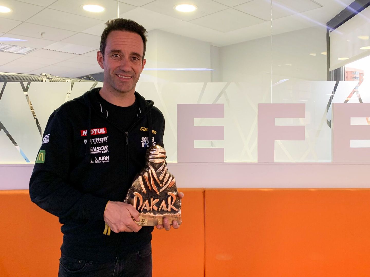 Farres, con el trofeo de segundo clasificado del Dakar 2022, cuando paró para dejar la victoria a su compañero Austin Jones (EFE/Óscar Maya)