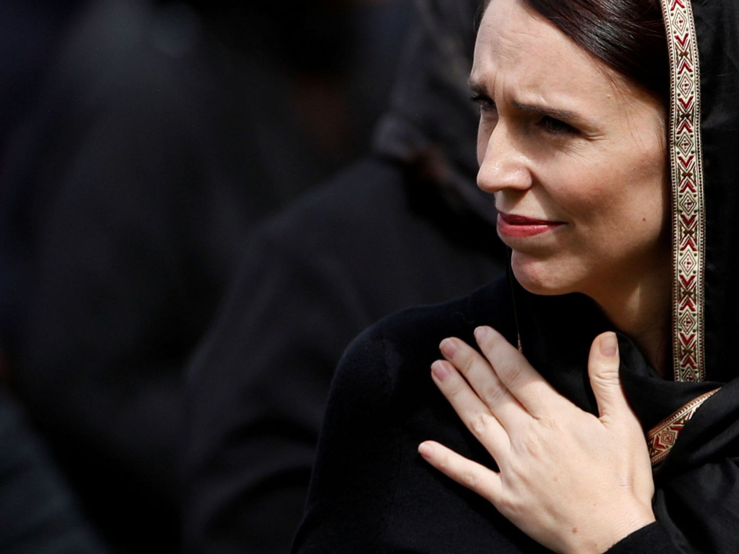 Jacinda Ardern tocada con un hiyab tras el atentado de Christchurch (Reuters)