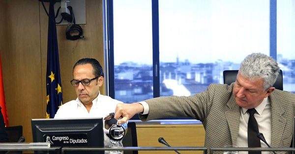 Foto: Álvaro Pérez, 'el Bigotes', con el presidende de la comisión de investigación, Pedro Quevedo. (EFE)