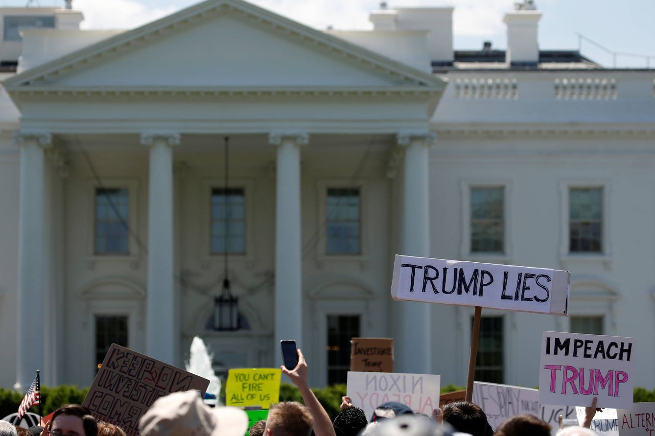 Manifestantes protestan contra la destitución de James Comey frente a la Casa Blanca, el 10 de mayo de 2017. (Reuters)
