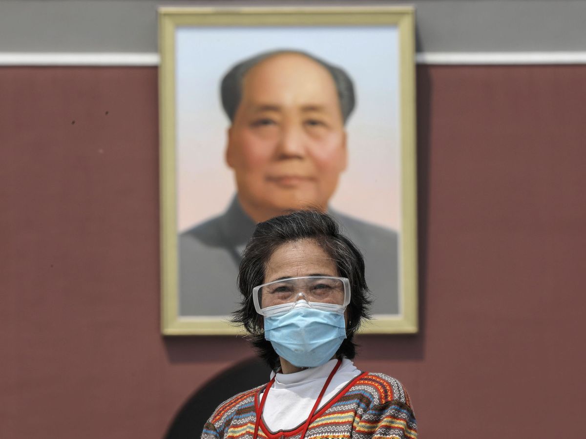 Foto: Un turista en la Plaza de Tiananmen en Pekín. (EFE)