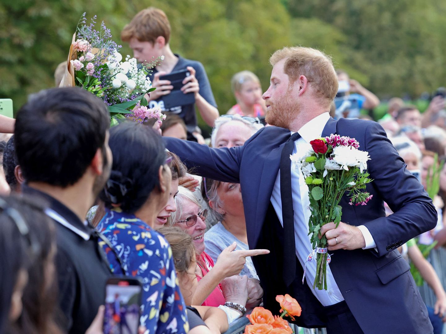 El príncipe Enrique recibe flores del público en el Castillo de Windsor. (Reuters/ Chris Jackson)