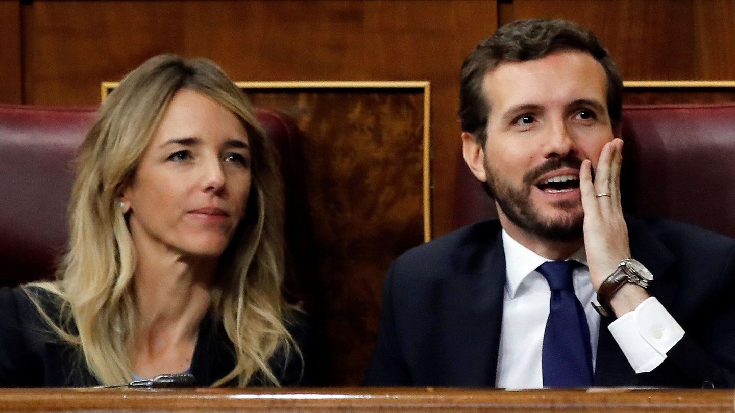 El presidente del PP, Pablo Casado, y su portavoz, Cayetana Álvarez de Toledo, reaccionan al comentario sobre 'fake news' de Pedro Sánchez (EFE)