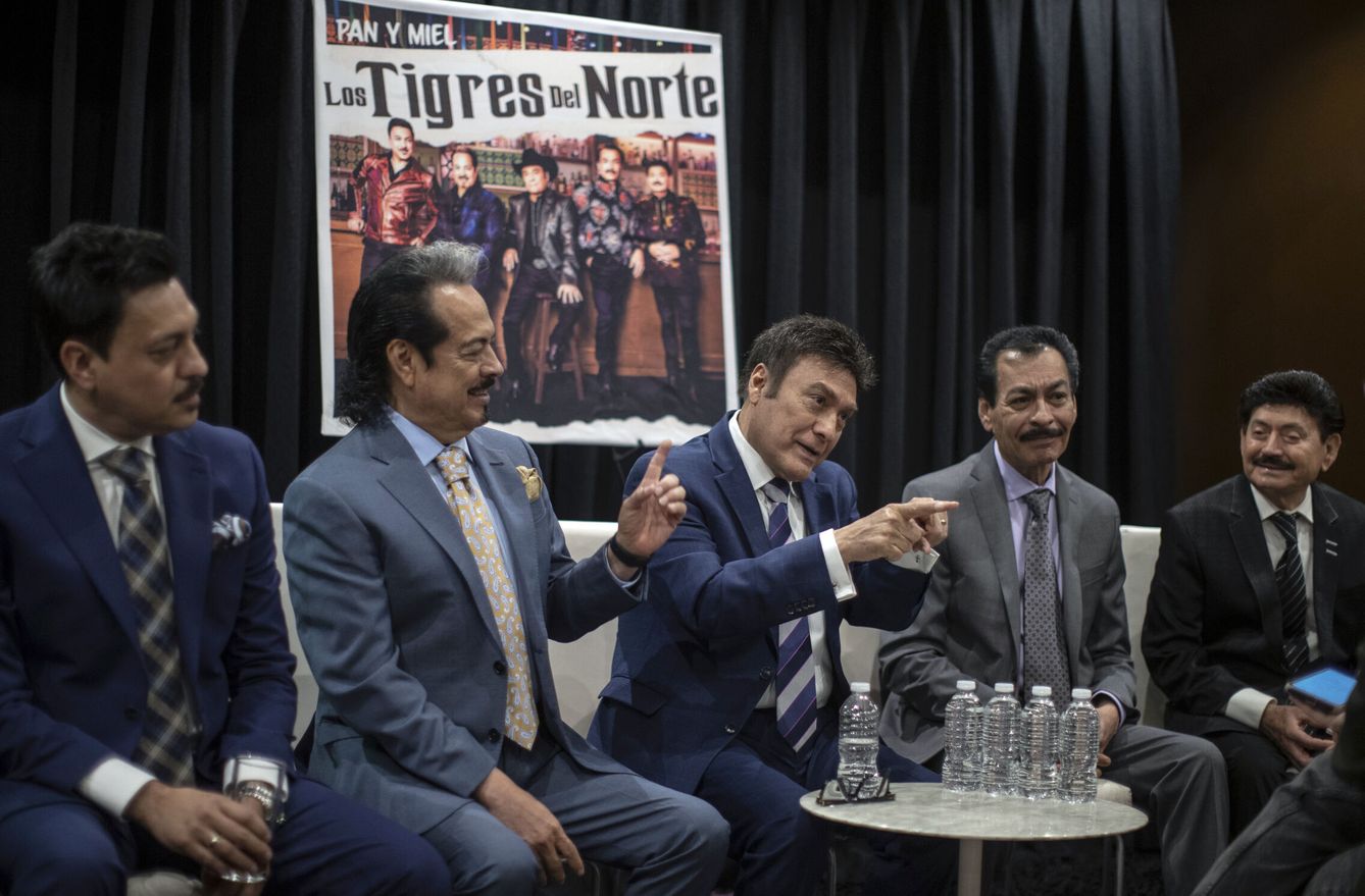 Integrantes del grupo mexicano los Tigres del Norte posan durante una entrevista (EFE Isaac Esquive)