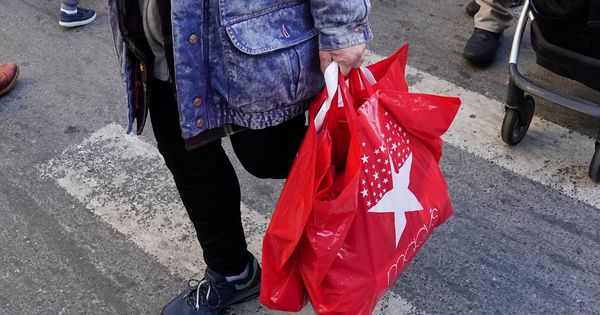 Foto: Clienta con una bolsa de Macy's en Nueva York. (Reuters)