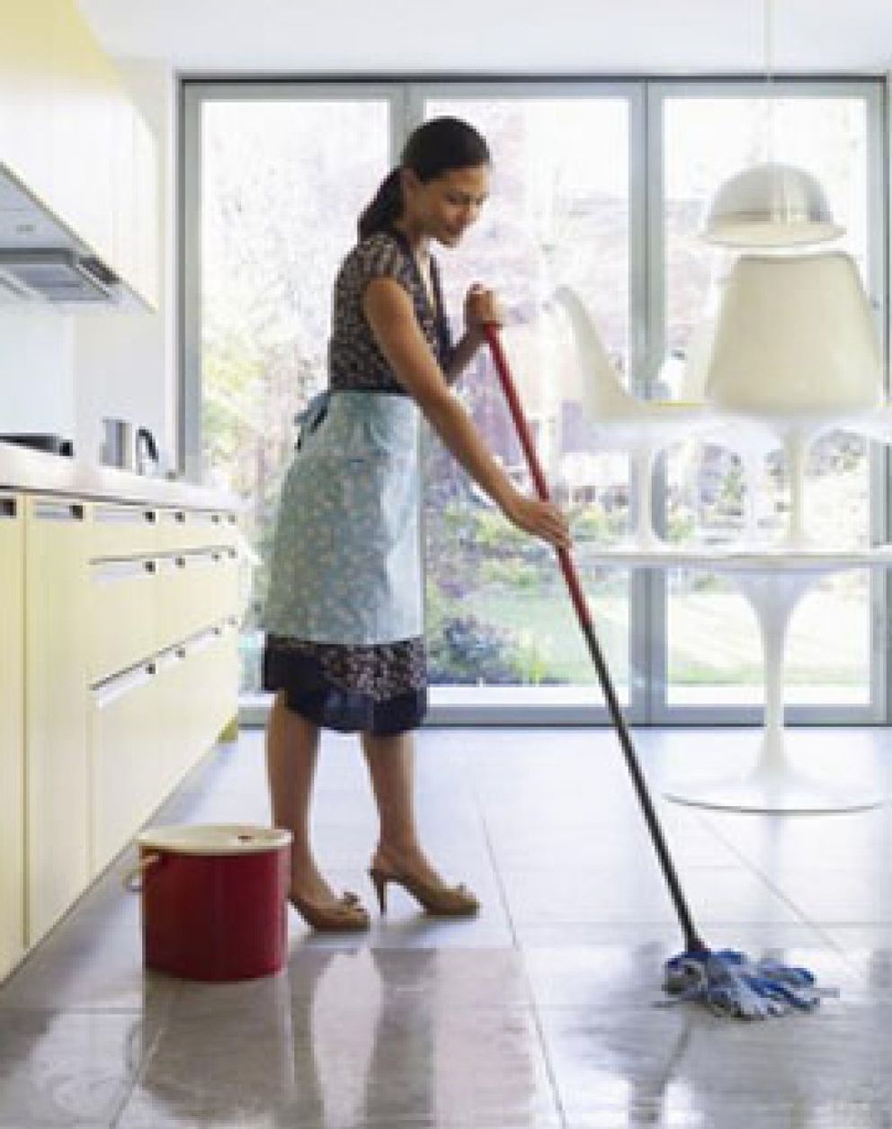 Foto: Báñez permite que sean los propios empleados de hogar quienes se regularicen