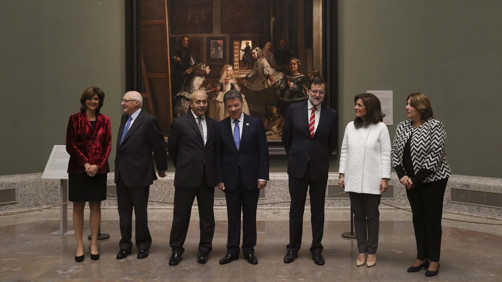 Foto: El presidente de Colombia, Juan Manuel Santos, entre Mariano Rajoy y José Ignacio Wert, posan delante de 'Las meninas', en El Prado, el pasado martes. (EFE)