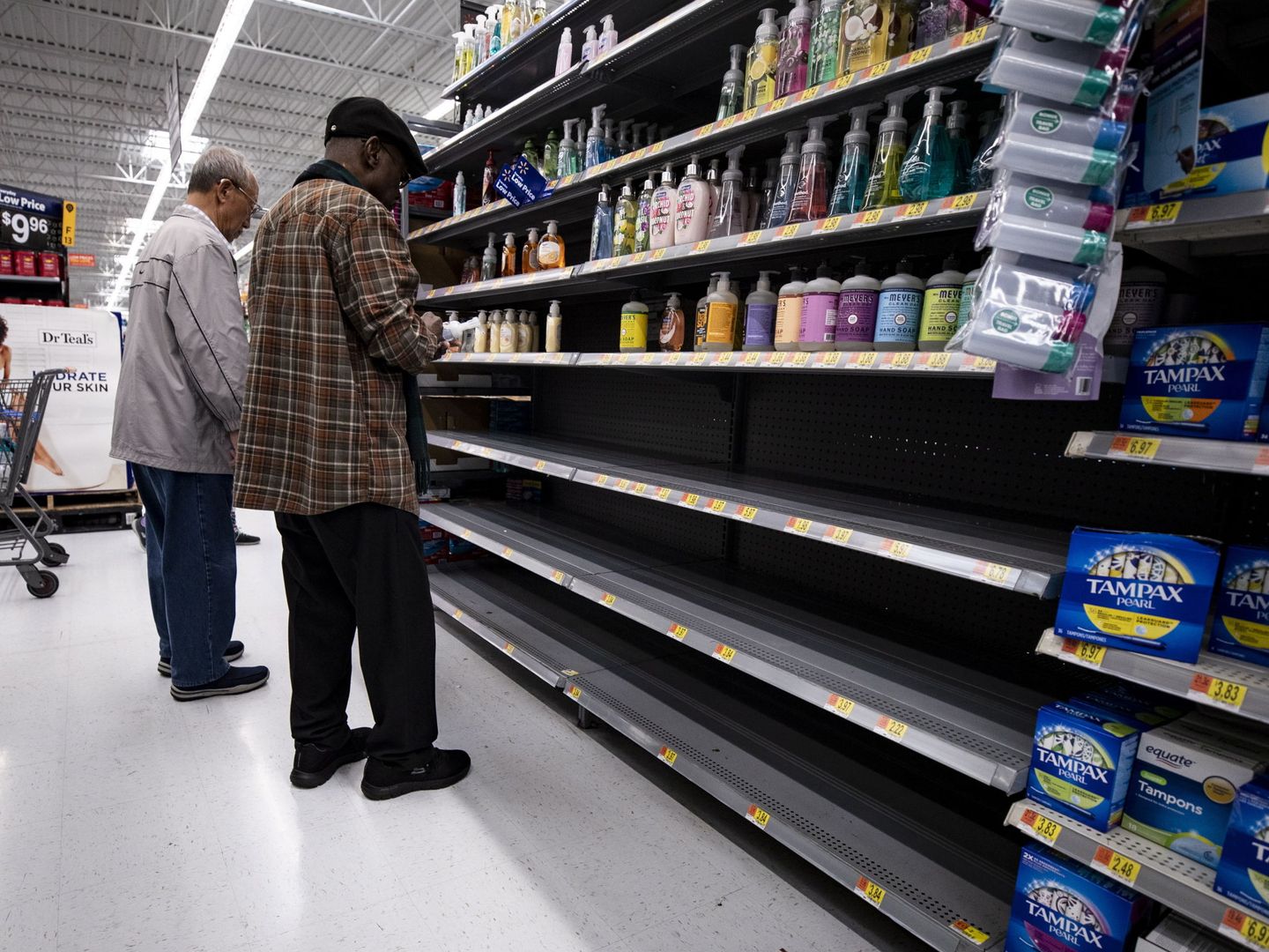 Falta de productos en un Walmart este martes. (Reuters)
