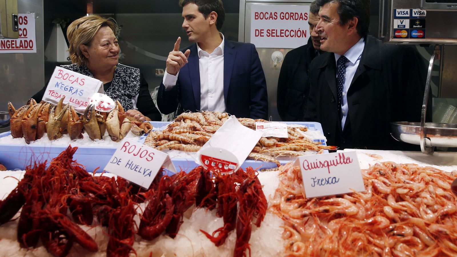 Foto: El presidente de Ciudadanos, Albert Rivera, junto al portavoz autonómico Fernando Giner (d) en su visita al Mercado Central de Valencia. (EFE)