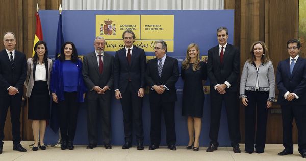 Foto: Alicia Segovia Marco (2i), junto al exministro de Fomento Íñigo de la Serna (5i) y otros altos cargos. (EFE)