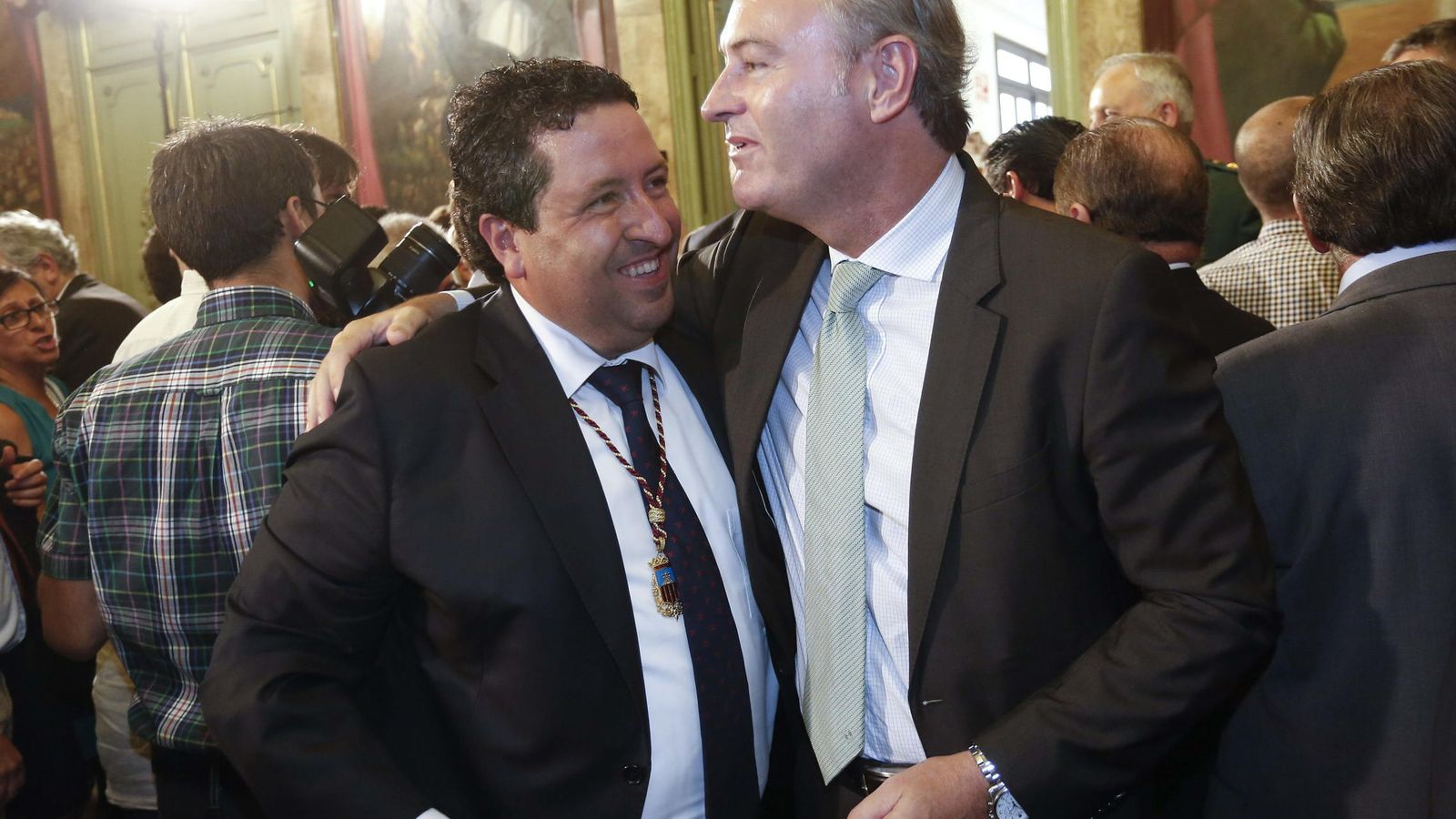 Foto: El líder del PP de Castellón junto con Alberto Fabra (EFE)