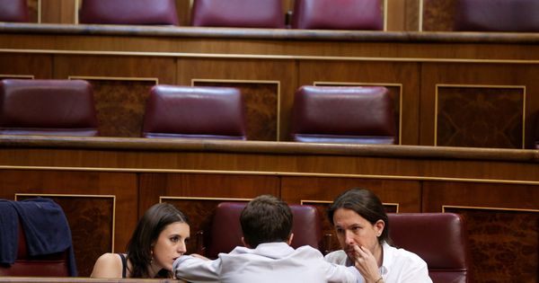 Foto: Íñigo Errejón conversa con la portavoz, Irene Montero, y el secretario general de Podemos, Pablo Iglesias, en el Congreso. (EFE)