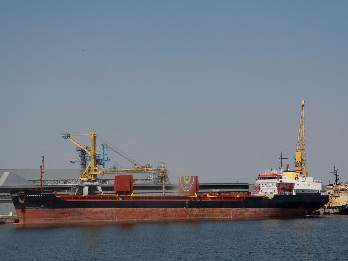 Foto: El carguero 'Kubrosli Y' en el puerto de Odesa. (Reuters/Valentyn Ogirenko)