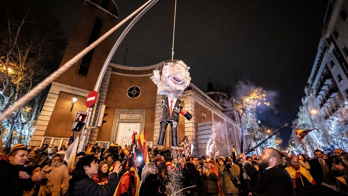 El PP compara la piñata de Sánchez con la quema de fotos del Rey: "Eso al PSOE no le parece mal"
