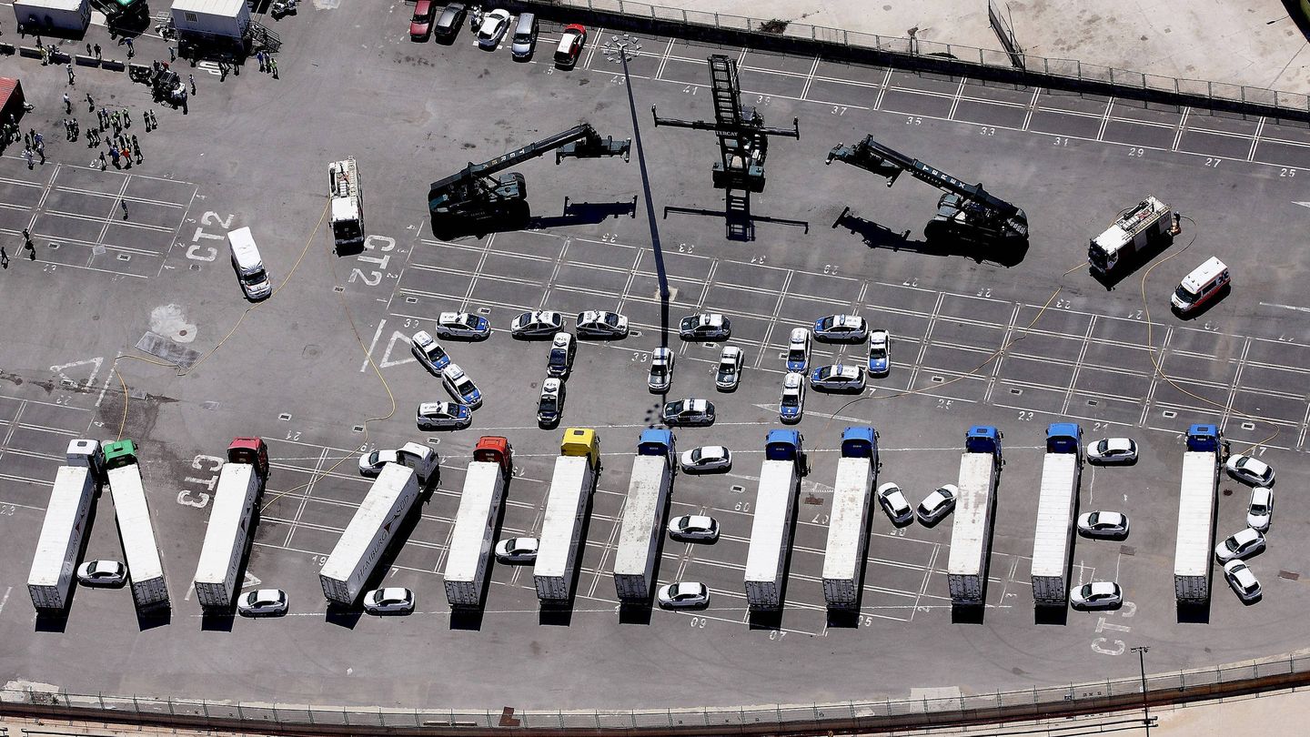 Varios vehículos dibujan el mensaje 'Stop Alzheimer' en el puerto de Barcelona. (EFE)