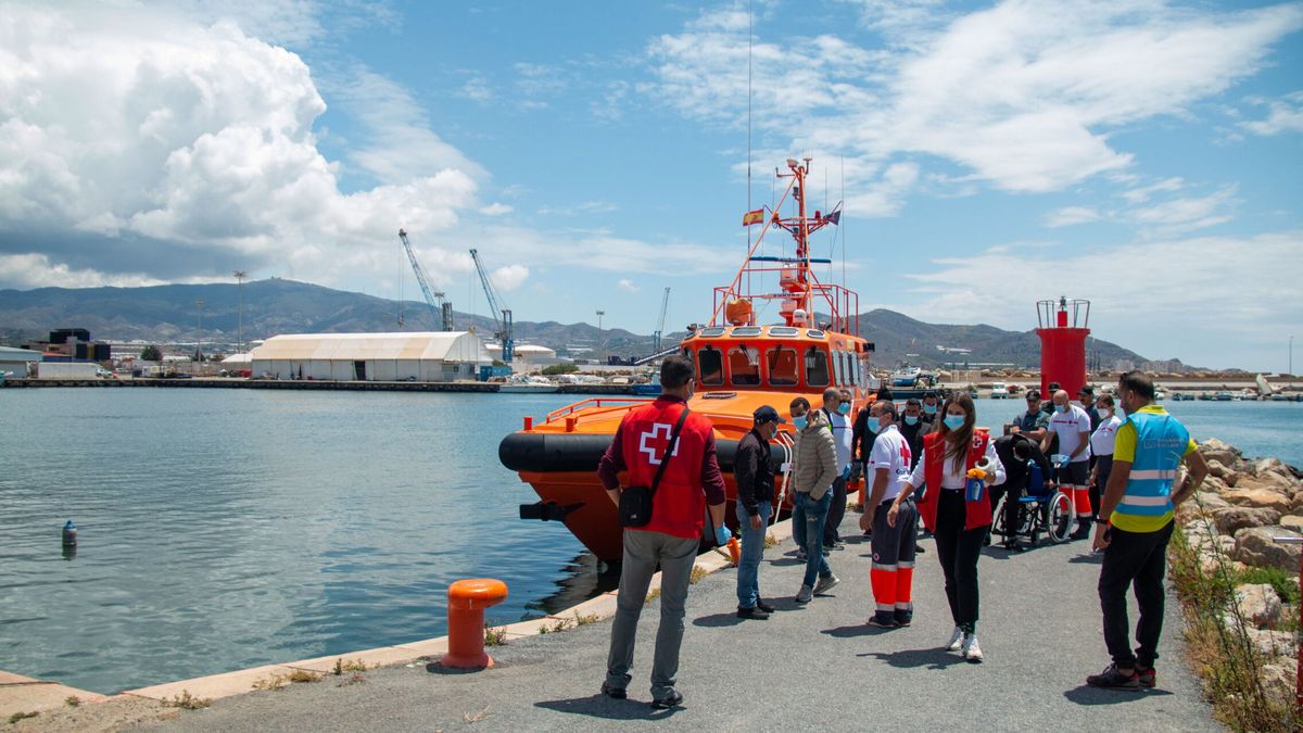 Una embarcación llega a Tenerife con 157 inmigrantes a bordo 