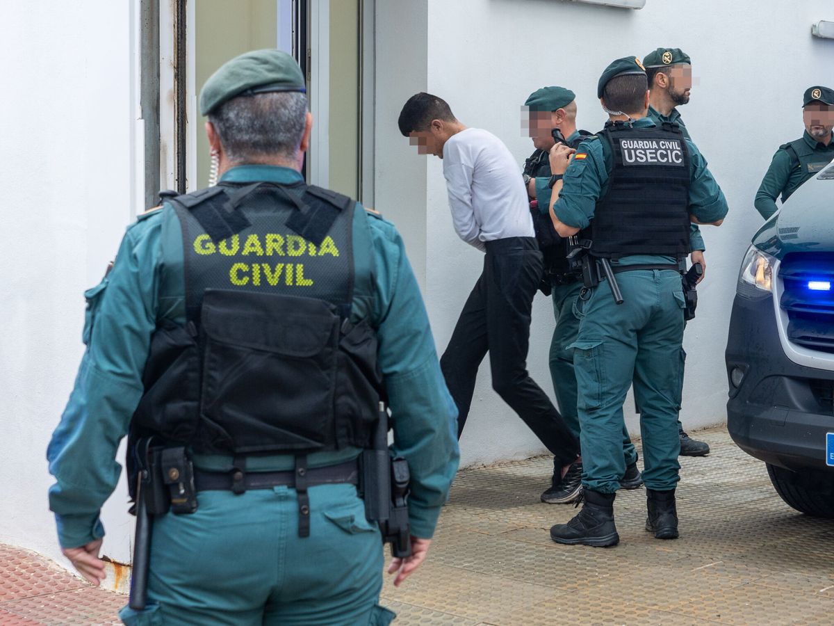 Foto: Los detenidos llegan a los juzgados, a 12 de febrero de 2023, en Barbate, Cádiz, (Andalucía, España). (Europa Press/Francisco J. Olmo)