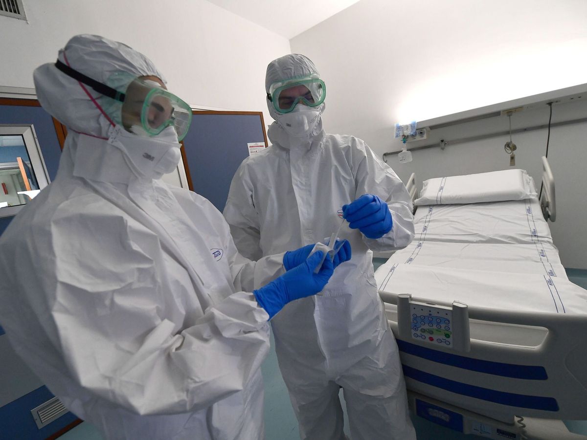 Foto: Médicos se preparan para tratar el coronavirus en una imagen de archivo. (EFE)