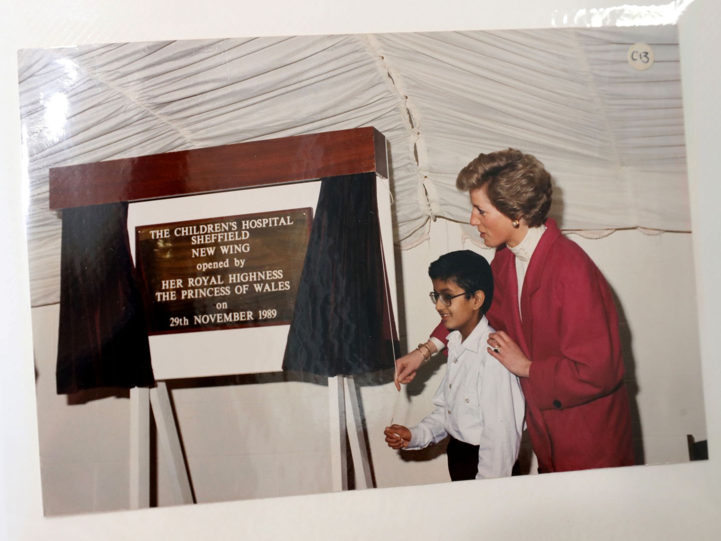 La instantánea que documenta la visita de la princesa Diana en noviembre de 1989. (Reuters)