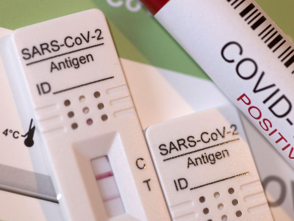 Foto: Test de antígenos en una fotografía de archivo. (Reuters/Dado Ruvic)