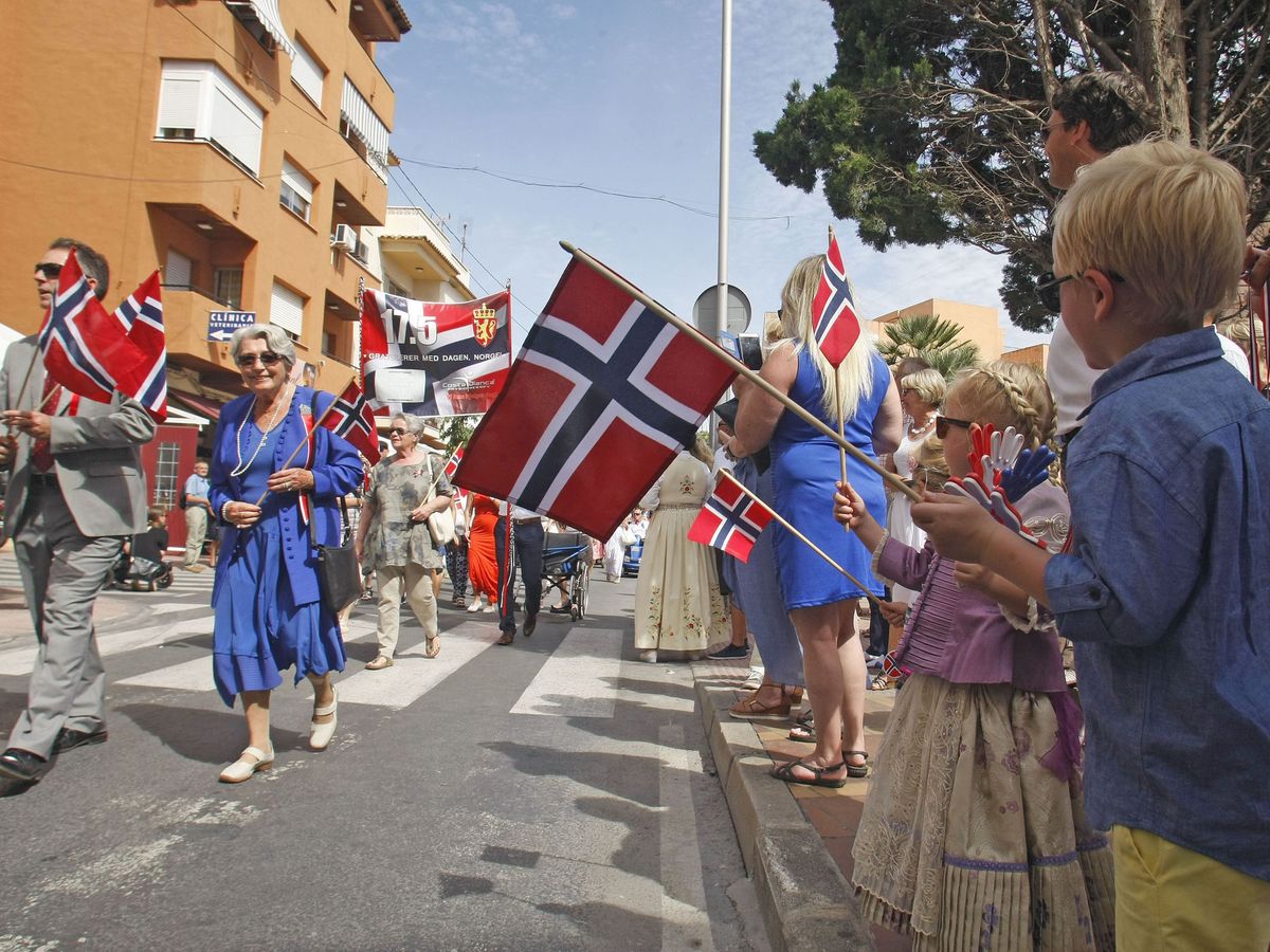Foto: La comunidad de noruegos de Alfaz de Pi celebran el dia nacional de noruega